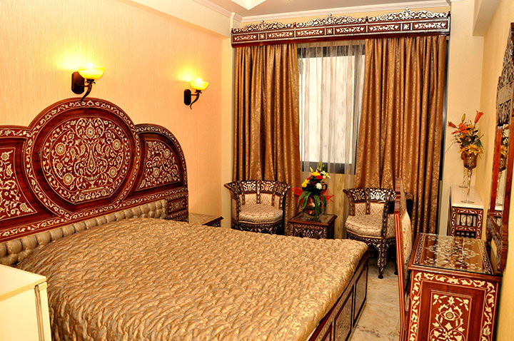 الغرفة مزودة بسرير واحد مزدوج ويمكن حجزها لشخص واحد أو شخصين