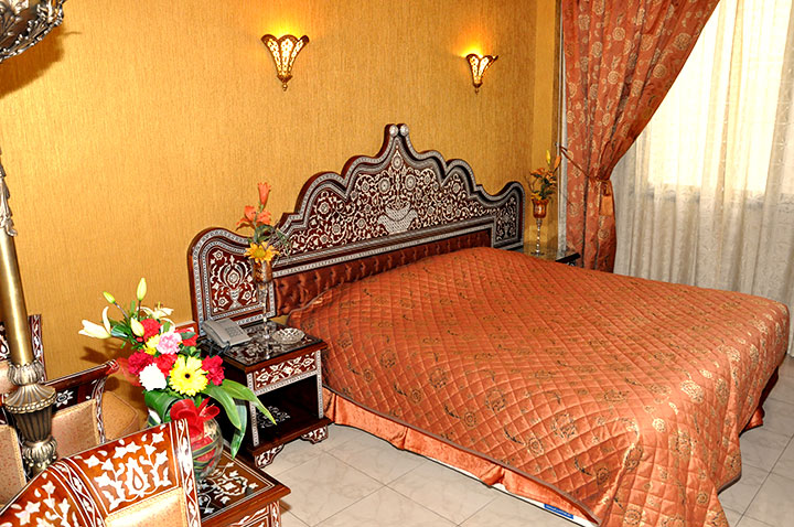 الغرفة مزودة بسرير واحد مزدوج ويمكن حجزها لشخص واحد أو شخصين